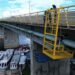 Águas de Manaus realiza modernização em sistema de esgoto suspenso na Ponte do Educandos