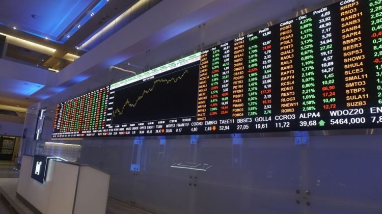 Ibovespa abre sem viés claro em dia cheio de balanços; dólar cai